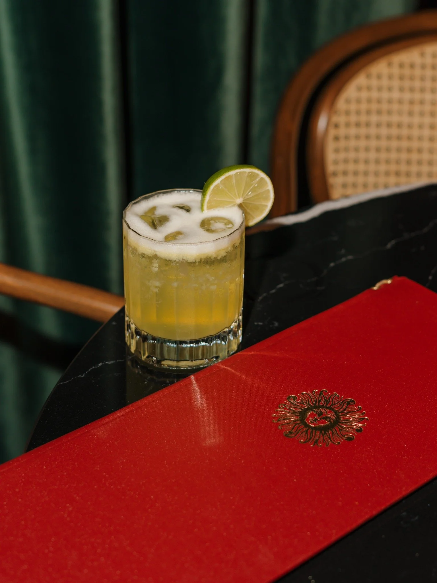 Wij geloven niet in saaie drankjes. Alleen in goede avonden. Deze sour past daar perfect bij✨

#riviera #restaurant #ouderkerkaandeamstel