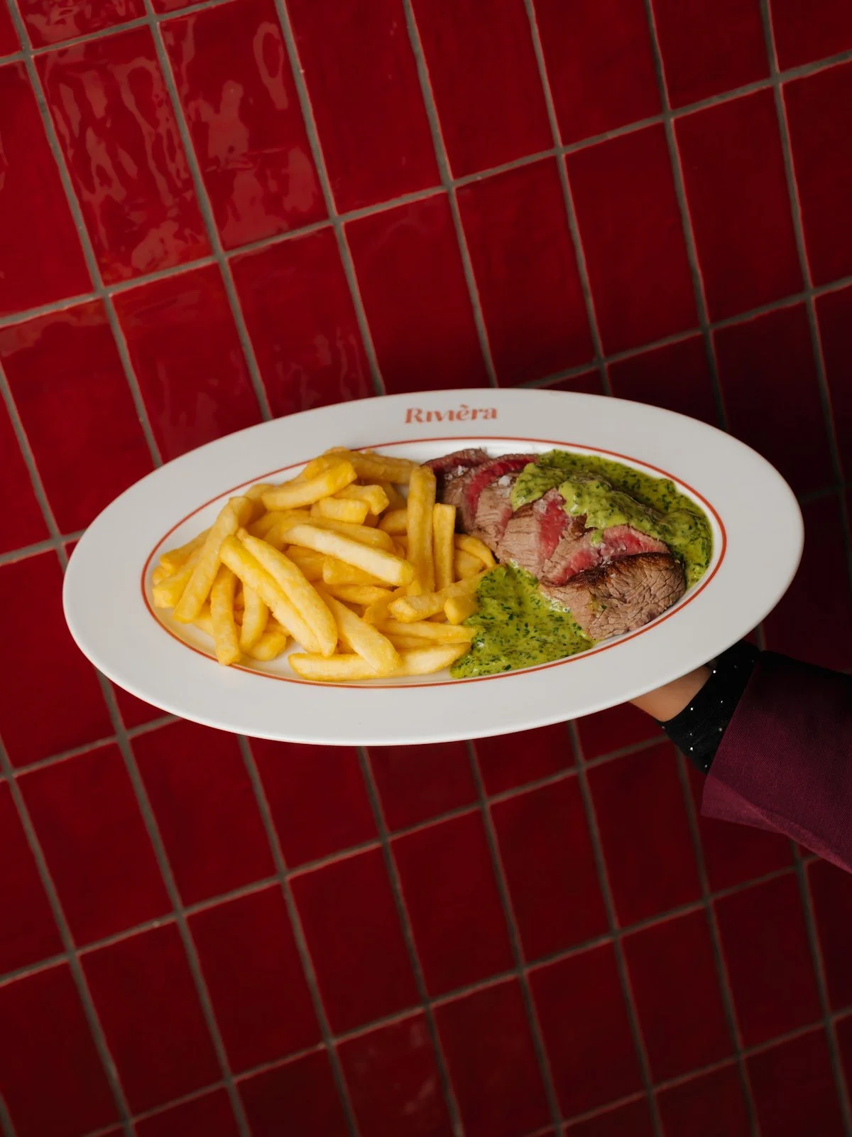 A little bit French, a lot of Rivi&egrave;ra. Steak frites met de beroemde saus. Zo lekker dat je het niet moet uitleggen, maar proeven.

#riviera #restaurant #ouderkerkaandeamstel