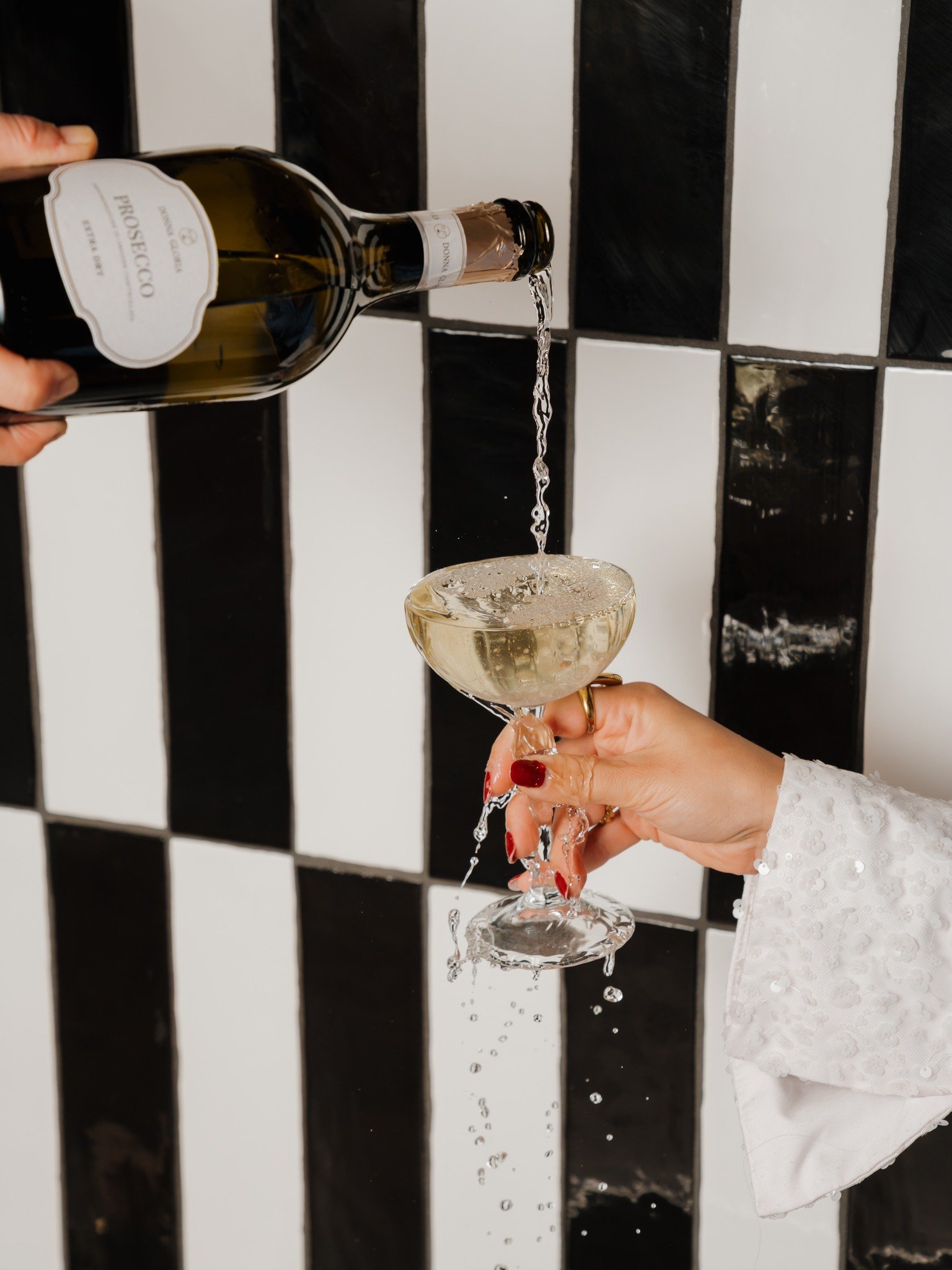 Almost time to pop the bubbles. Wij wensen iedereen een mooie avond en een fijn begin van het nieuwe jaar✨ Vandaag zijn we geopend tot 16.00 uur. Op 1 januari zijn we gesloten. Vrijdag 2 januari zien we jullie graag weer❤️

#riviera #restaurant #oude