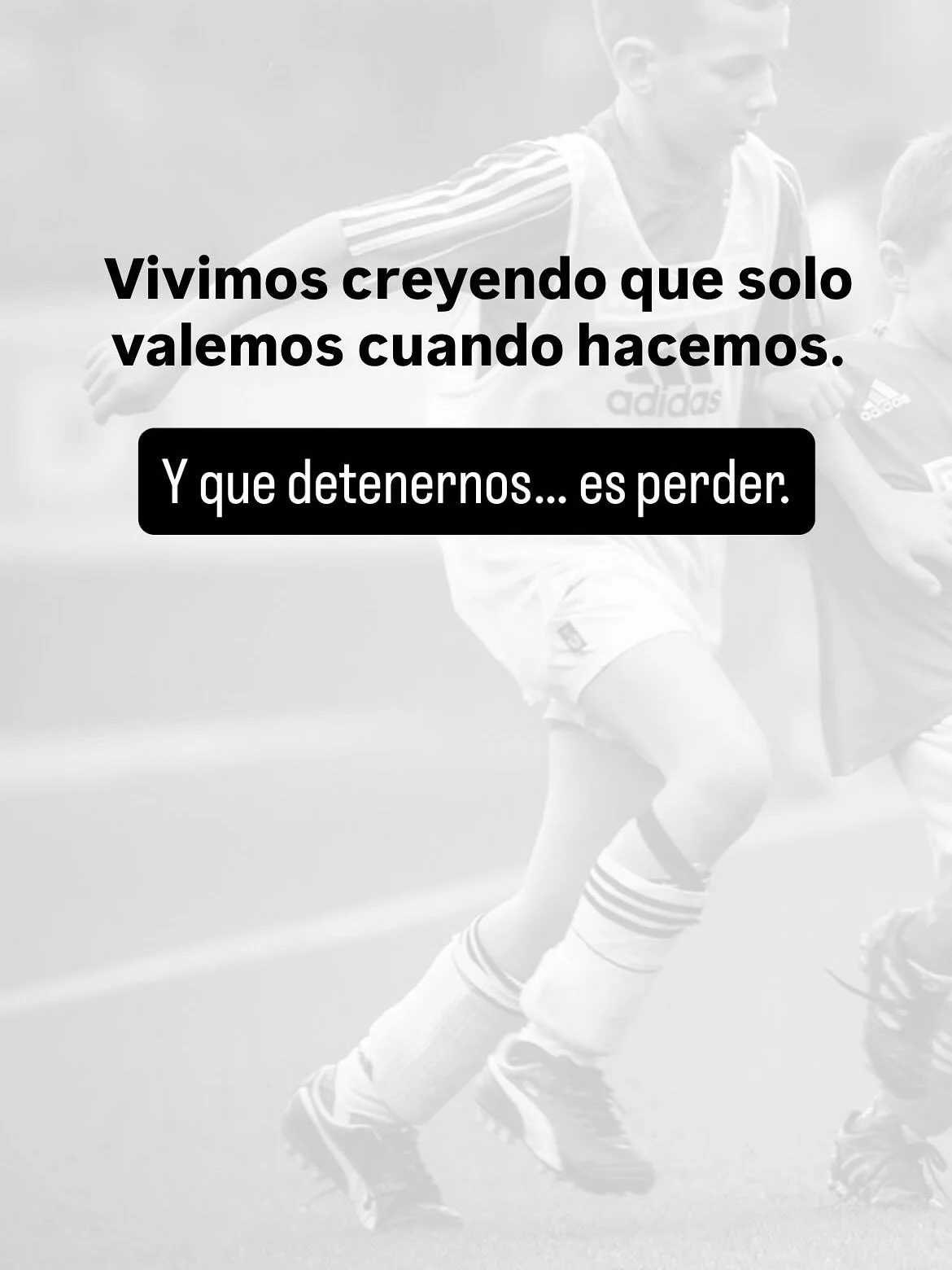 En el deporte, nos obsesionamos con hacer m&aacute;s: m&aacute;s entrenos, m&aacute;s fuerza, m&aacute;s foco.
Pero a veces, el verdadero progreso est&aacute; en detenerse.
La inactividad no es un hueco entre dos sesiones.
Es el lugar donde el cuerpo