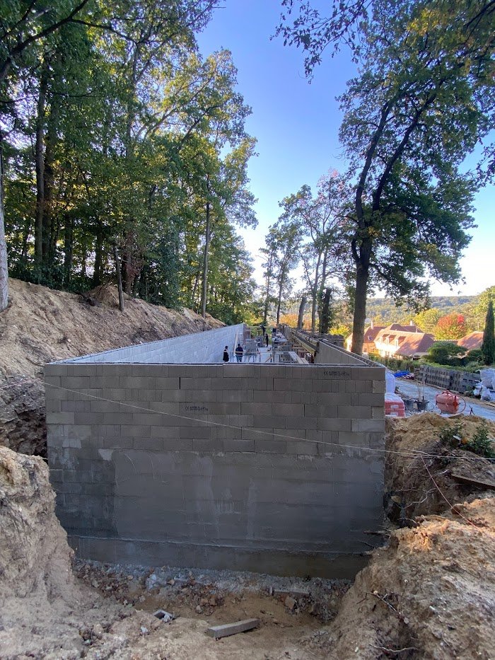 montage des blocs à banchés sous sol et application de l'enduit hydrofuge