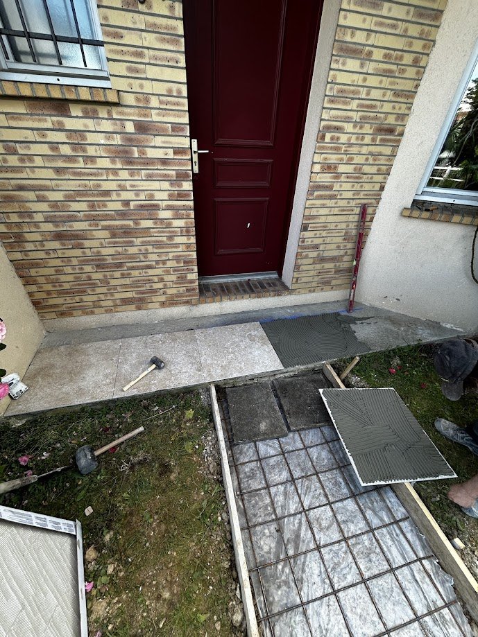 pose du carrelage et pose du ferraillage de la nouvelle allée