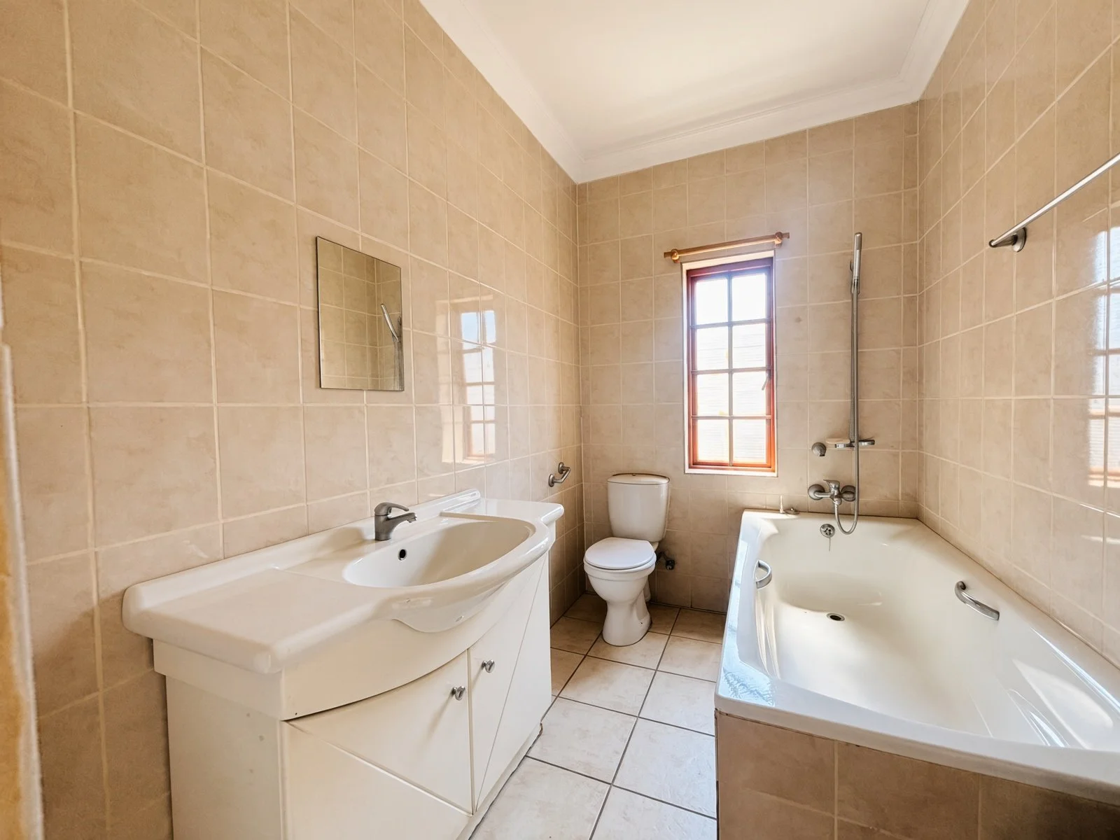 Bathroom with bathtub, vanity and toilet in a 5-bedroom house for sale in Phakalane Golf Estate