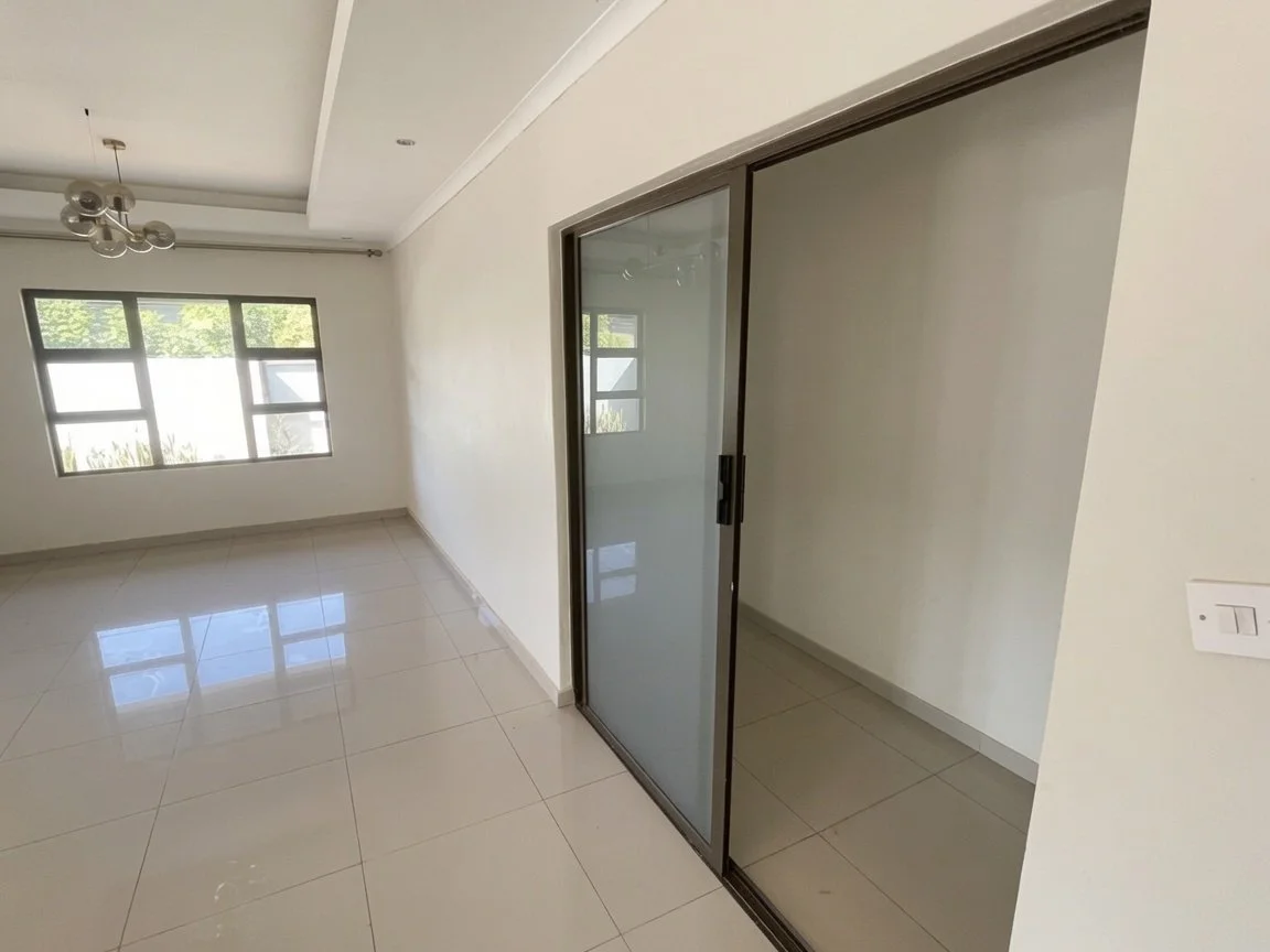 🏊 Looking for a home with a pool under BWP 8,000? This could be the one! Sliding door to the passage.