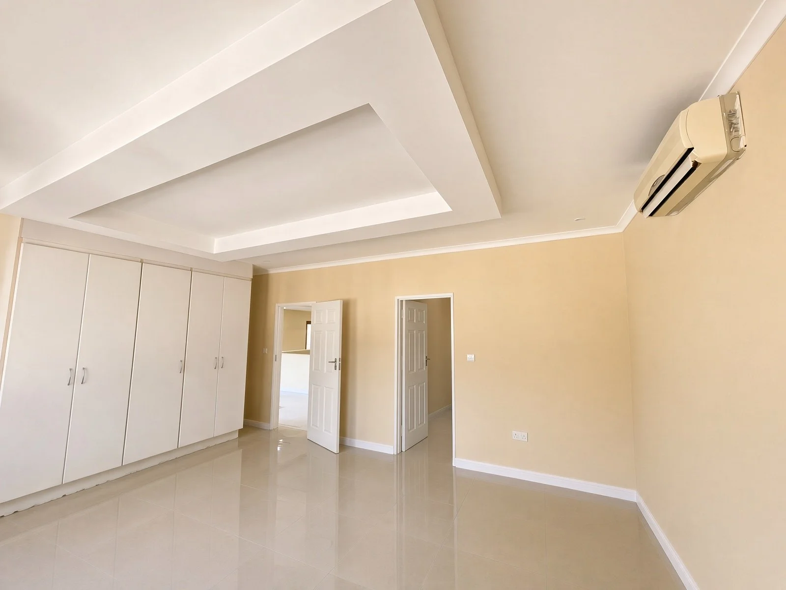 Bedroom with wall of built-in cupboards and air conditioning in a 5-bedroom house for rent in Block 9