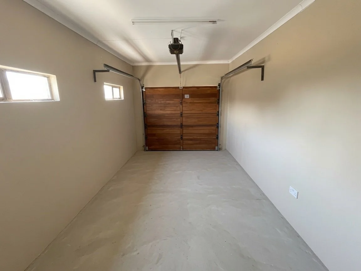 🏡 Pool + 3 Bedrooms + Great Price!
This Tlokweng rental won't stay available for long. Here the single garage with automated gate.