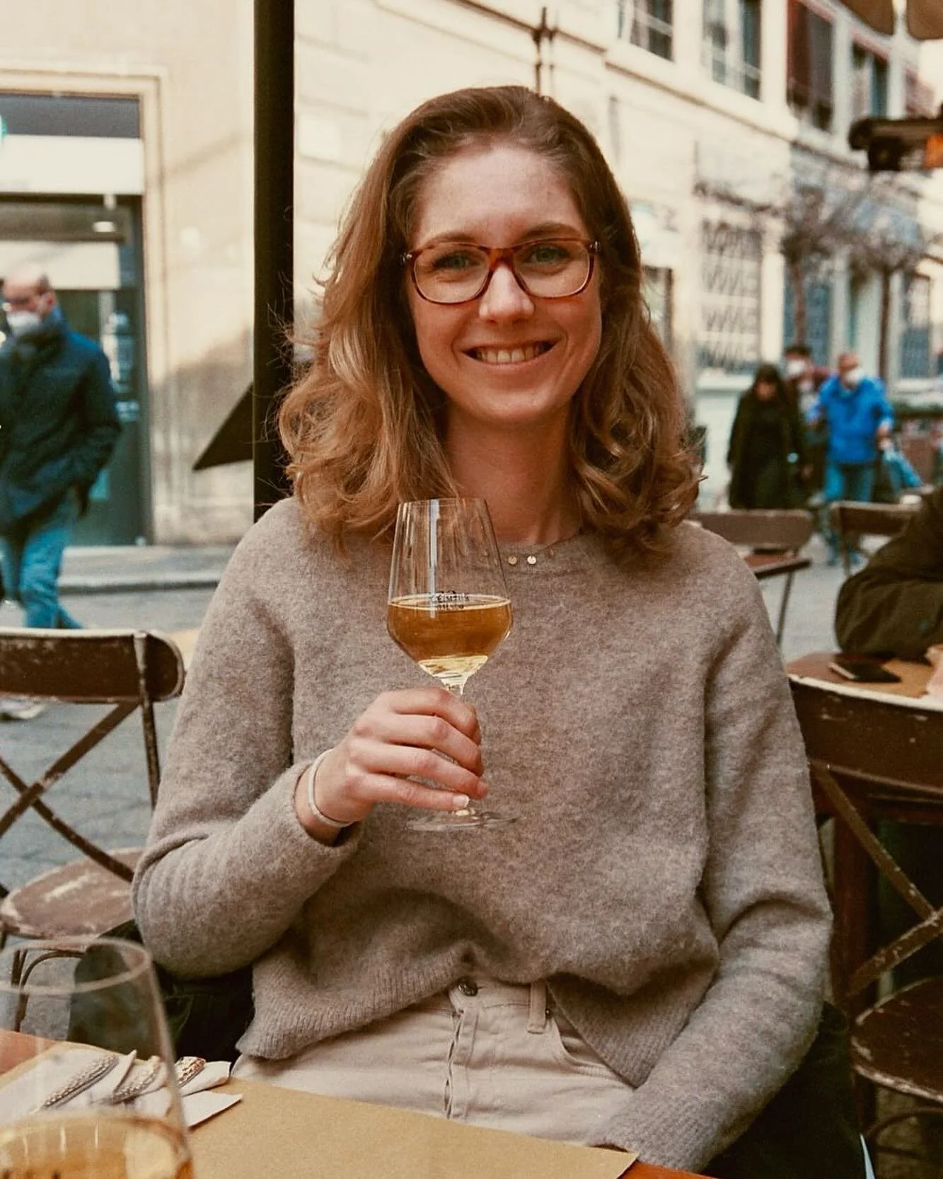Even voorstellen 👋🏼

Ik ben Eefje (EVE), 26 jaar oud en woon in het mooie Breda. 

Fun facts:
‣ Ik heb in verschillende restaurants &amp; wine bars gewerkt o.a. als sommelier. 
‣ Wijndiploma&rsquo;s gehaald op de hotelschool: WSET 1 &amp; 2 (nu spa