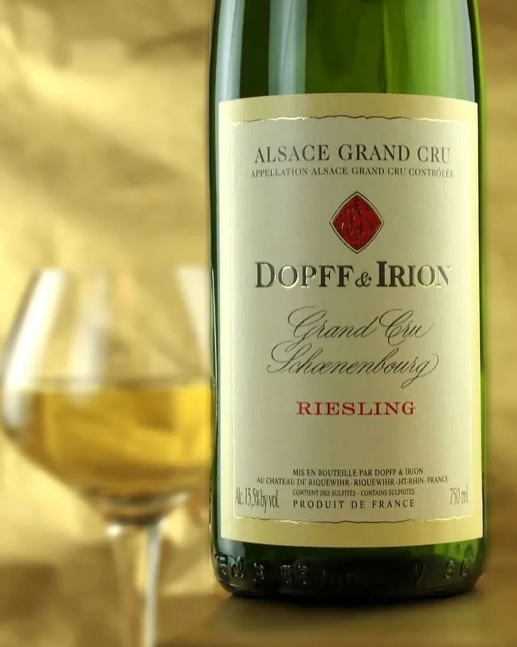 𝐃𝐨𝐩𝐟𝐟 &amp; 𝐈𝐫𝐢𝐨𝐧 🇫🇷

Ik mag met trots vertellen dat ik sinds gisteren officieel importeur ben van dit prachtige wijnhuis. Op de foto sta ik met de eigenaar, Thierry. 

In 1945 vond een samensmelting plaats van familie Dopff (man) en fami