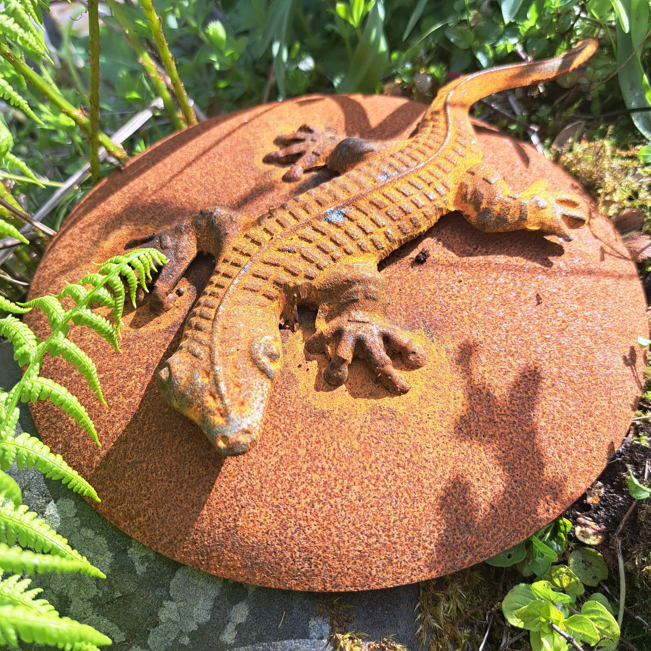 lizard sculpture for garden. wildlife garden decore. wildlife gift. garden willdife gift