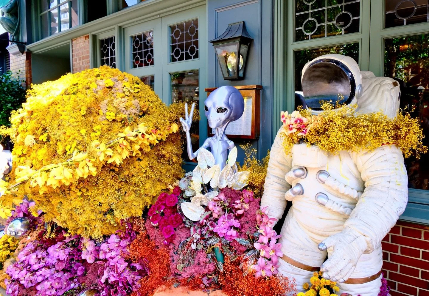 Postcards from Chelsea in Bloom and Belgravia in Bloom 2026 🌼🌸

Coinciding with the RHS Chelsea Flower Show, Chelsea in Bloom brings incredible floral displays to some of London&rsquo;s prettiest streets. Read my guide on how to experience the fest