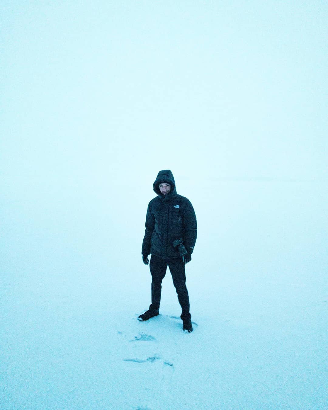 vintersnowlakeleo.jpeg