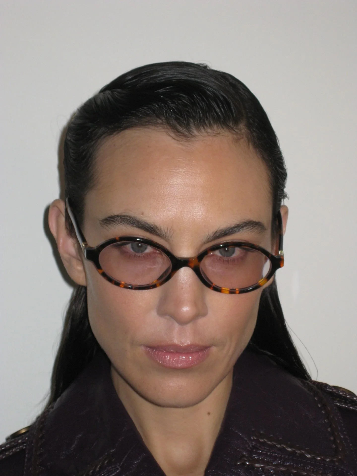 wet look roly poly (?) on @alexachung for @burberry 

makeup by @wendyrowe 

<3