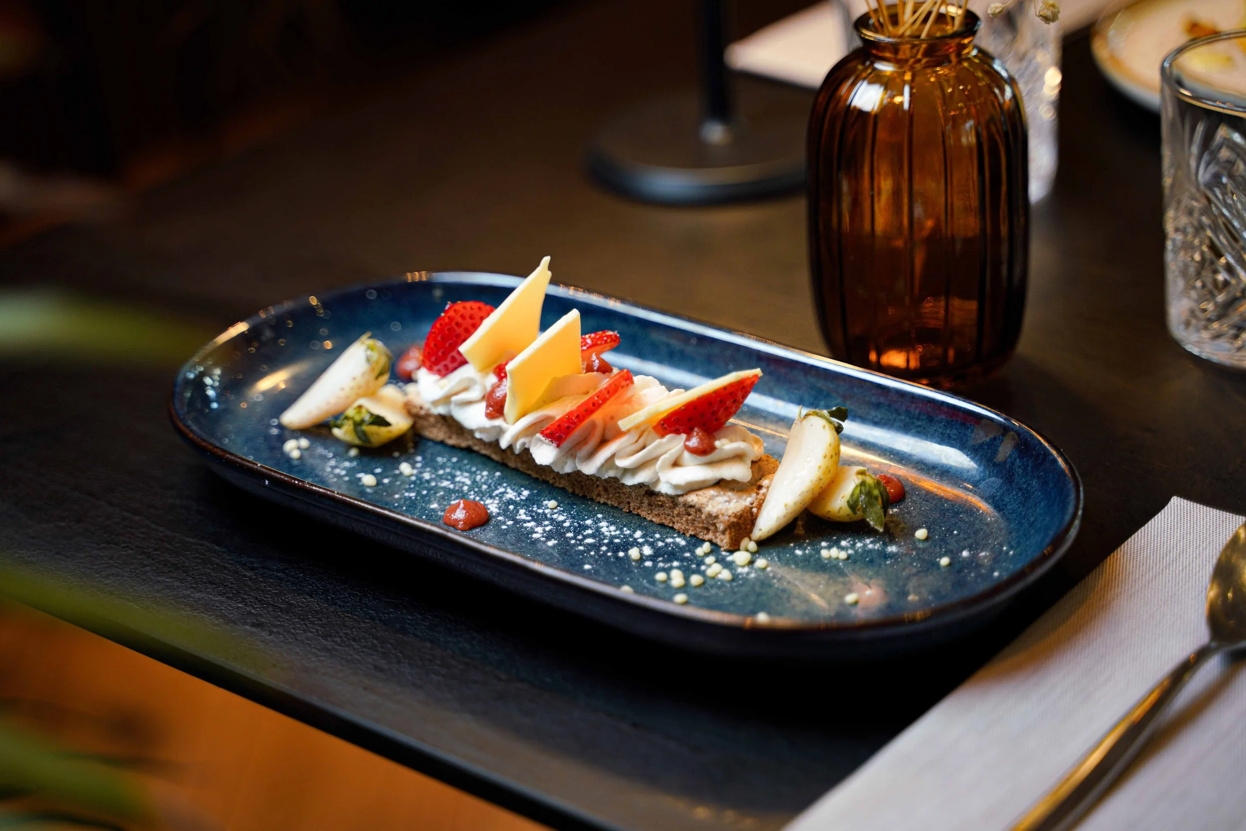 Biscuit dacquoise amandes aux épices, fraises, gingembre, crème légère