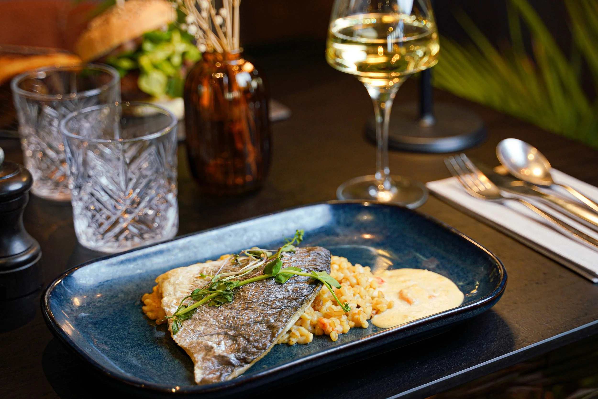 Filet de daurade, blésotto (risotto de blé) aux amandes, crème crevette et citronnelle