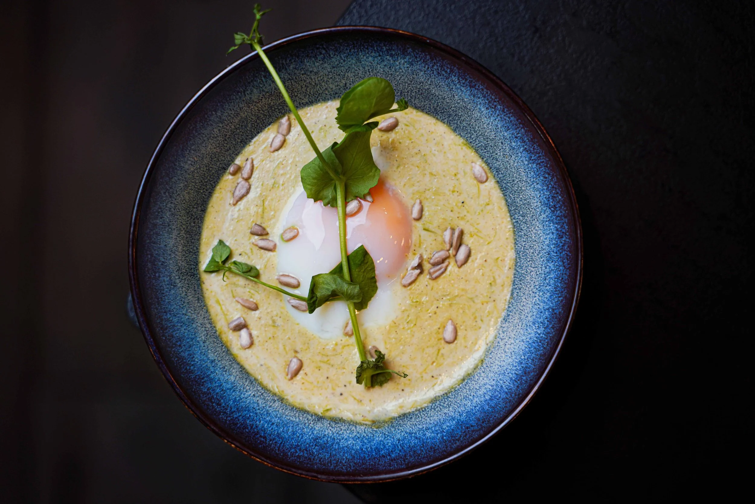 Œuf parfait, crème d’asperge à la réglisse, graines de tournesol