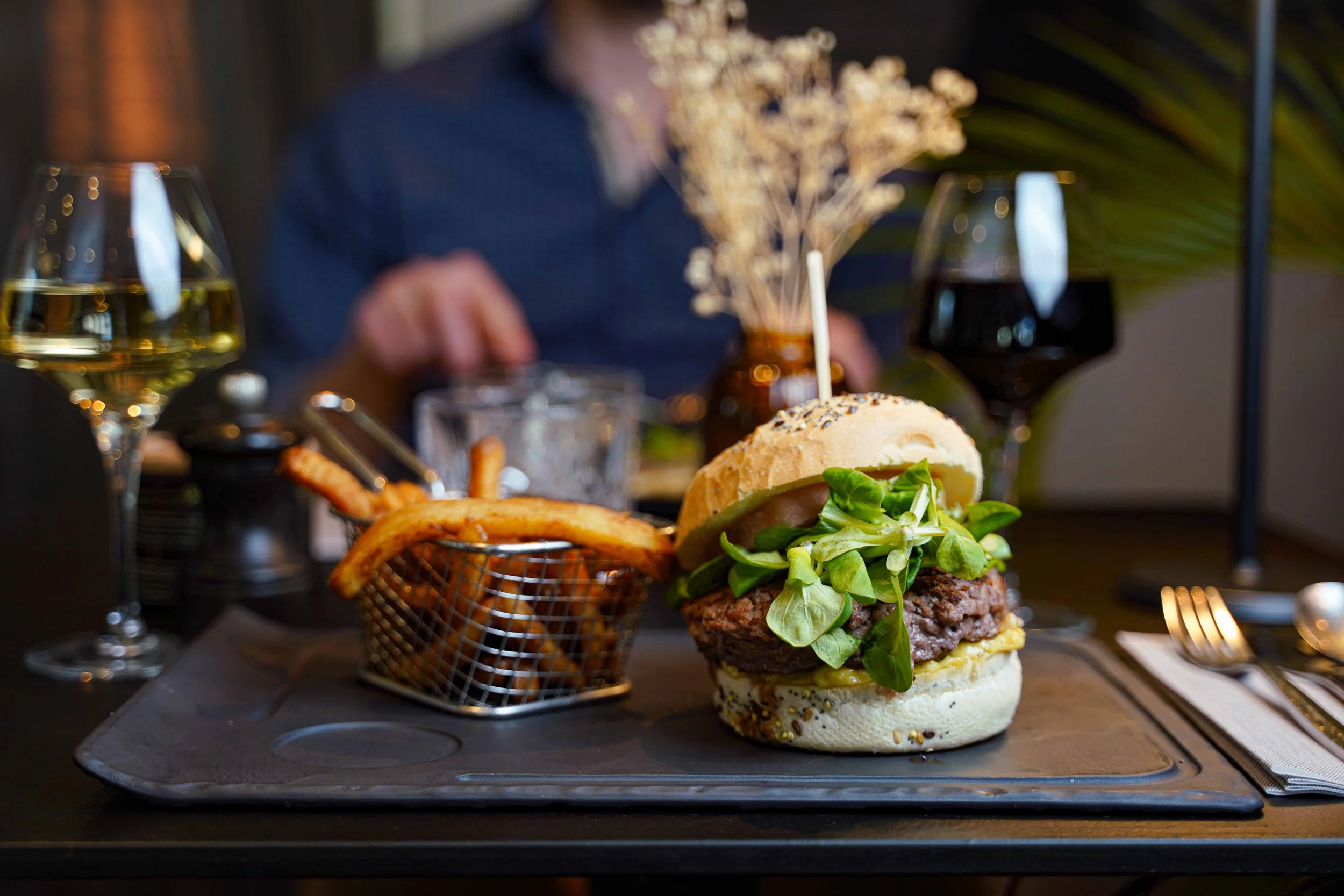Burger maison : Steak haché d’Aubrac, Morbier, noisettes, mâche et mayonnaise façon béarnaise