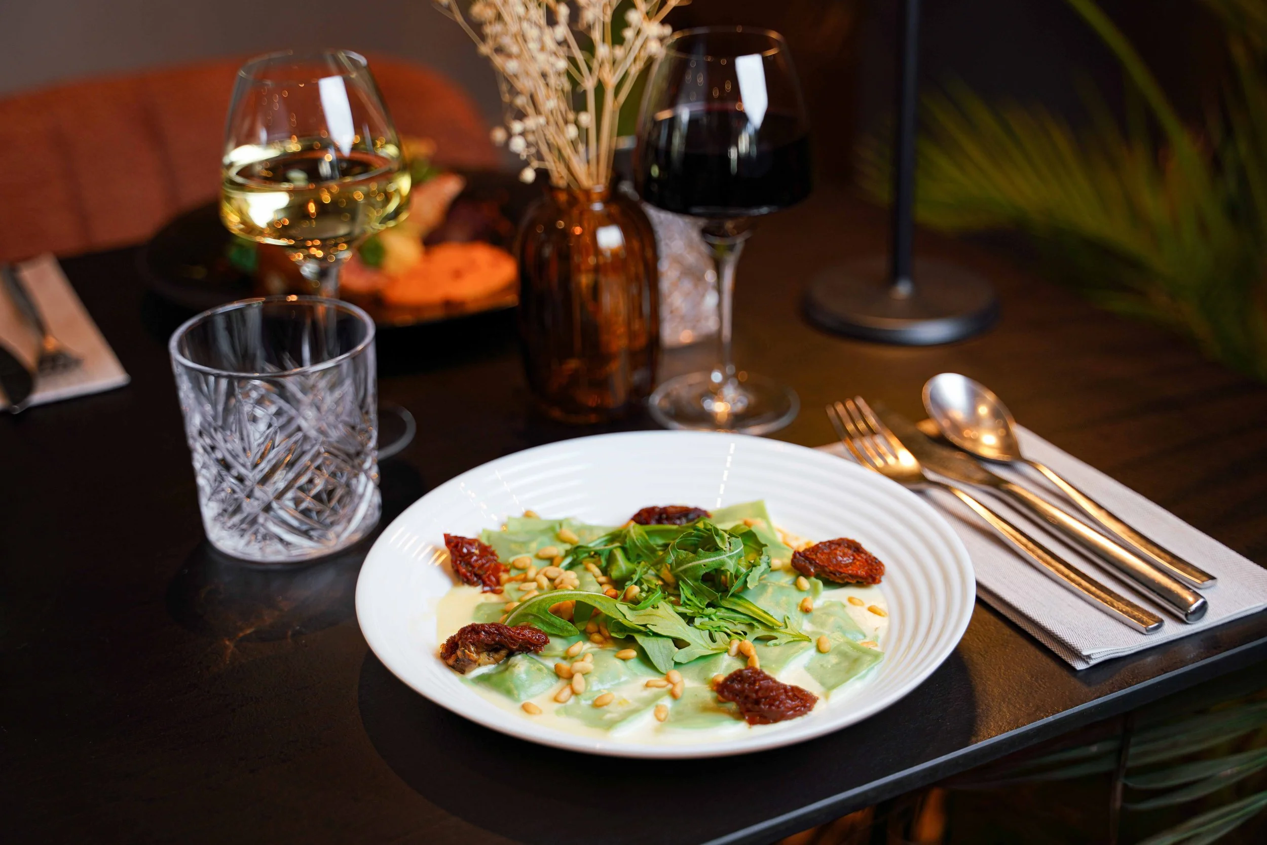 Ravioles basilic de la Mère Maury, crème de Pélardon au miel, pignons, tomates séchées