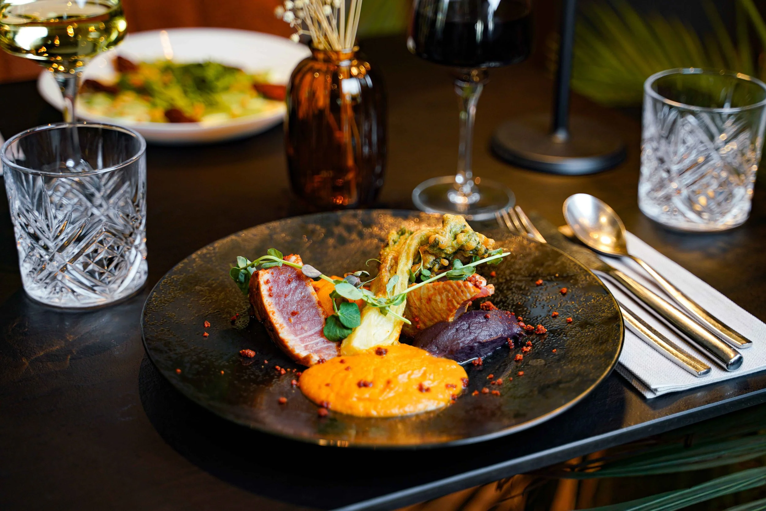 Steak de thon grillé mi cuit au Satay (condiment cacahuète/piment) purée de patate douce, sauce Satay