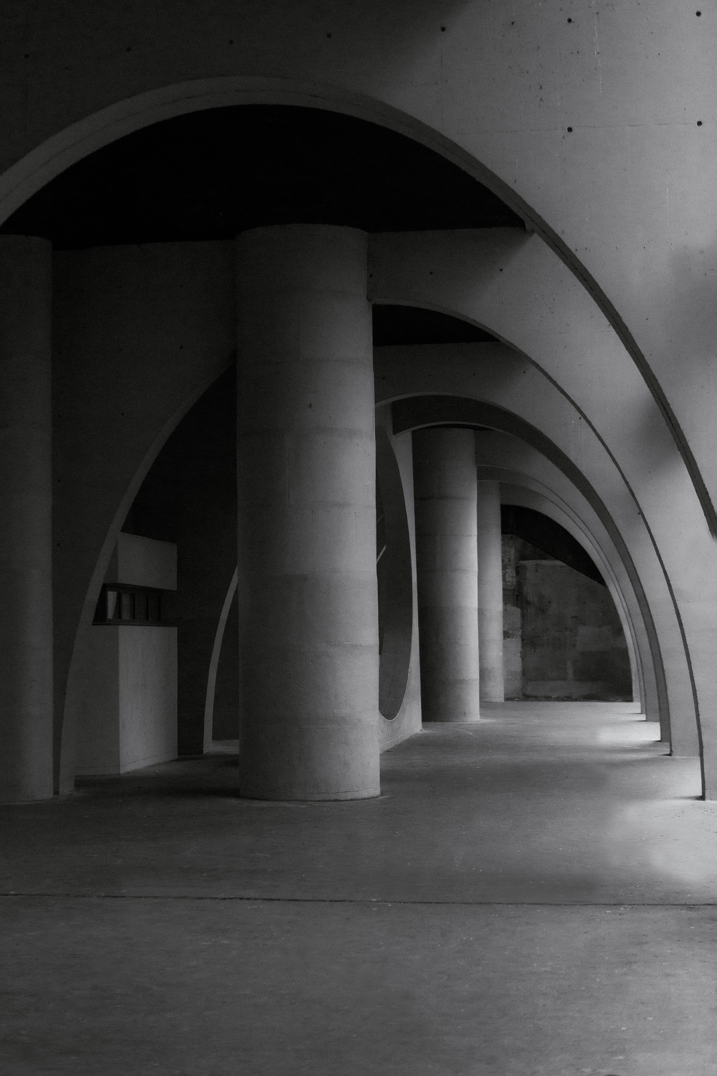 Arches et colonnes en béton, architecture moderne en noir et blanc