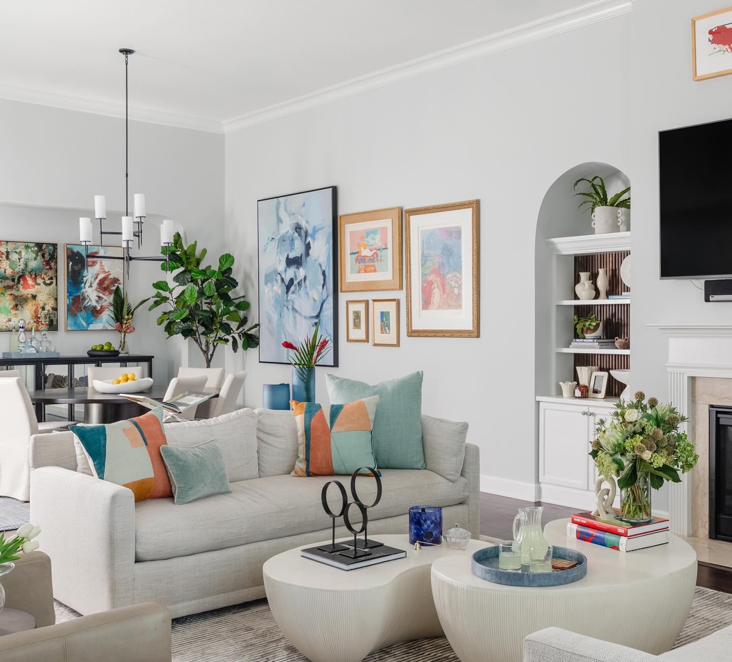 Before &amp; After with big pops of color for this living room 

📸 @murielsilvaphoto 
Styling @spacehavenllc 

#livingroomdesign #homeaccesories #interiordesign #nocateecommunity #vibrantspaces #gallerywall #interiorfurnishing
