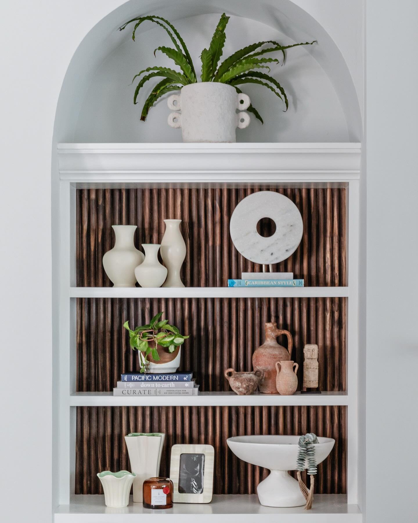 So many layers went into designing this beautiful builtin for my Vibrant Living Project 

📸 @murielsilvaphoto 
Styling @spacehavenllc 

#interiordesigner #shelfstyling #vases #reededpanels #organictextures #nocateeliving #homeaccents #accessories #p
