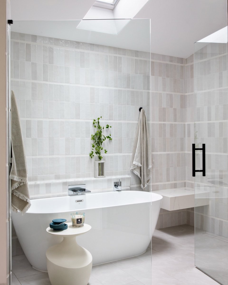 Where relaxation meets timeless charm 🫧 this calming oasis is calling.

📸 @murielsilvaphoto
Styling @marissadiane12 

#primarybathdesign #neutralbathrooms #interiordesigner #pontevedrabeach #luxery #homerenovation #pablocreekreserve #atlanticbeachc