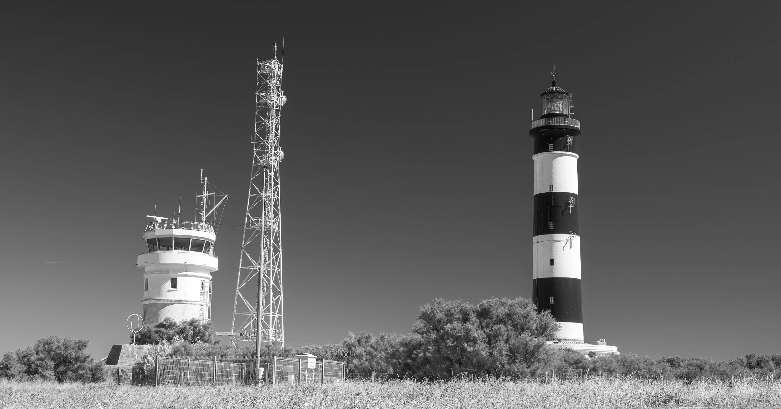 Phare de Chassiron en noir et blanc sous un ciel bleu, île d’Oléron