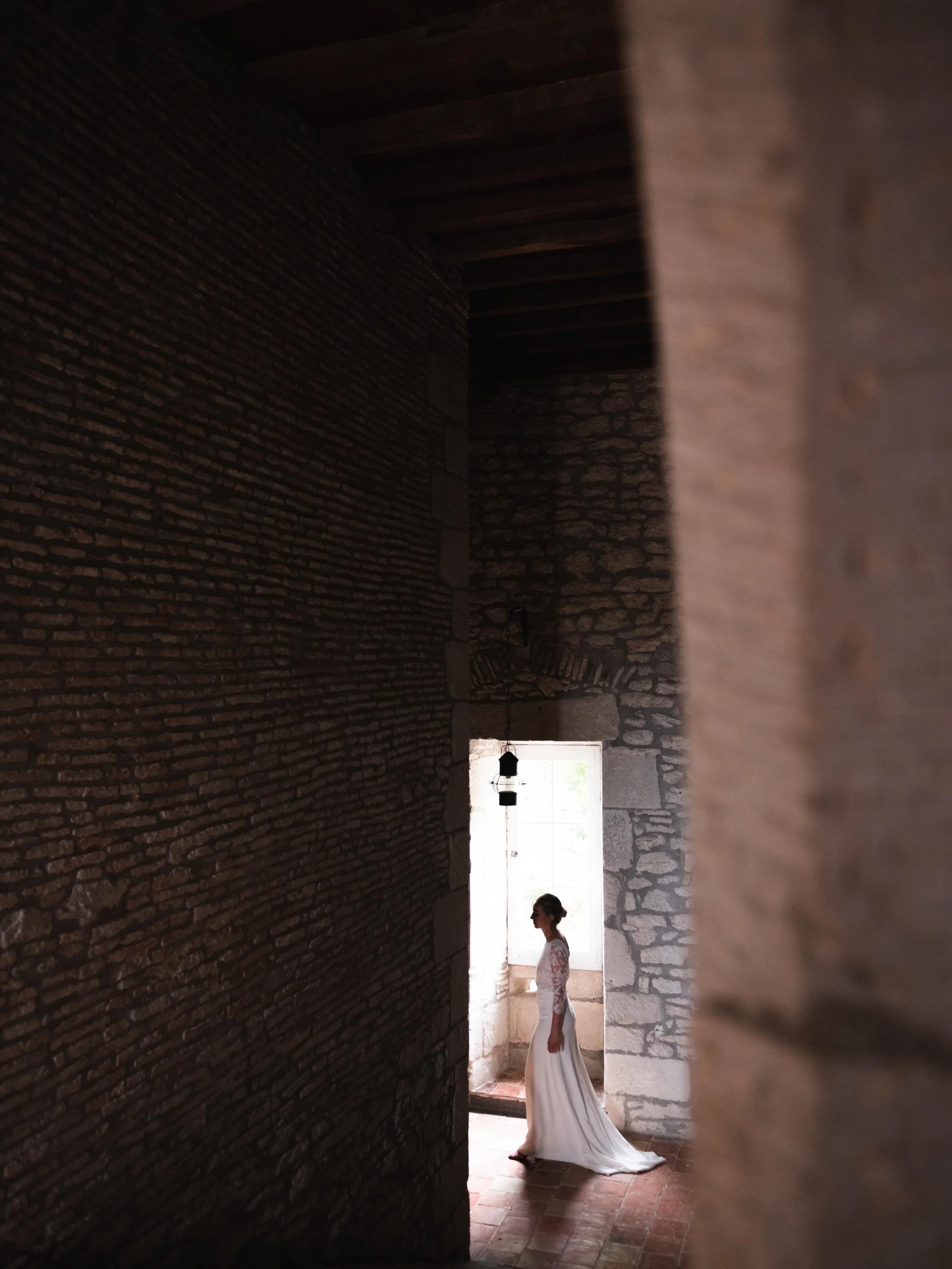 Not every wedding day comes with that soft, beautiful light&hellip;so when it appears, you don&rsquo;t waste it!!

This castle in the heart of the south of France gave us exactly that - the perfect backdrop for a few quiet moments with the bride befo
