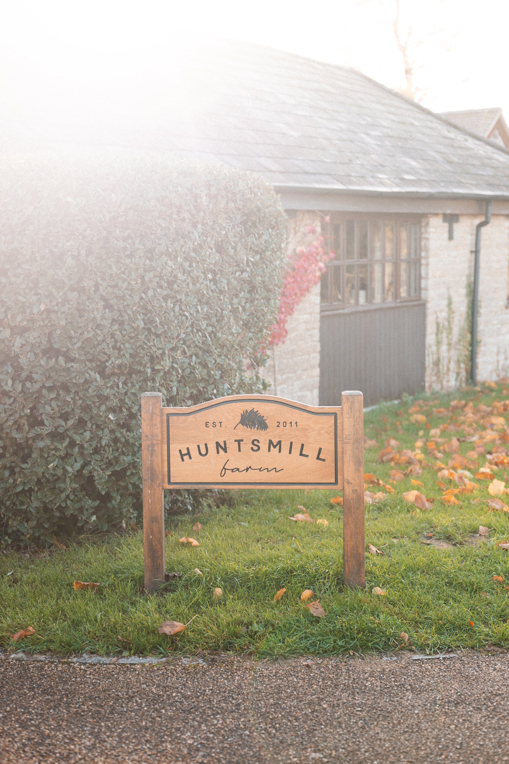 wedding-huntsmill-farm-buckinghamshire-bride-groom-couple-portraits-01.jpg
