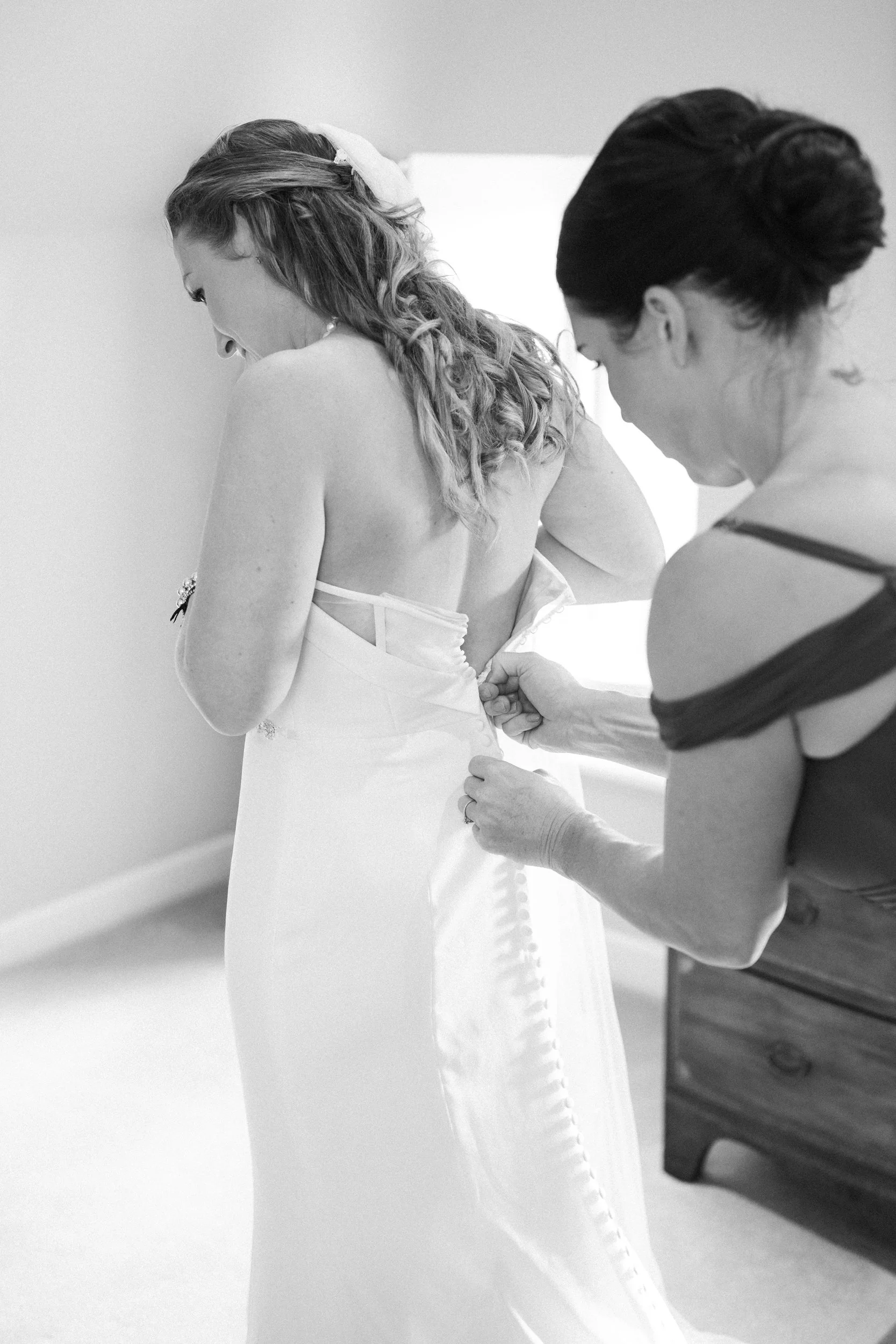 wedding-huntsmill-farm-buckinghamshire-bride-groom-couple-portraits-22.jpg