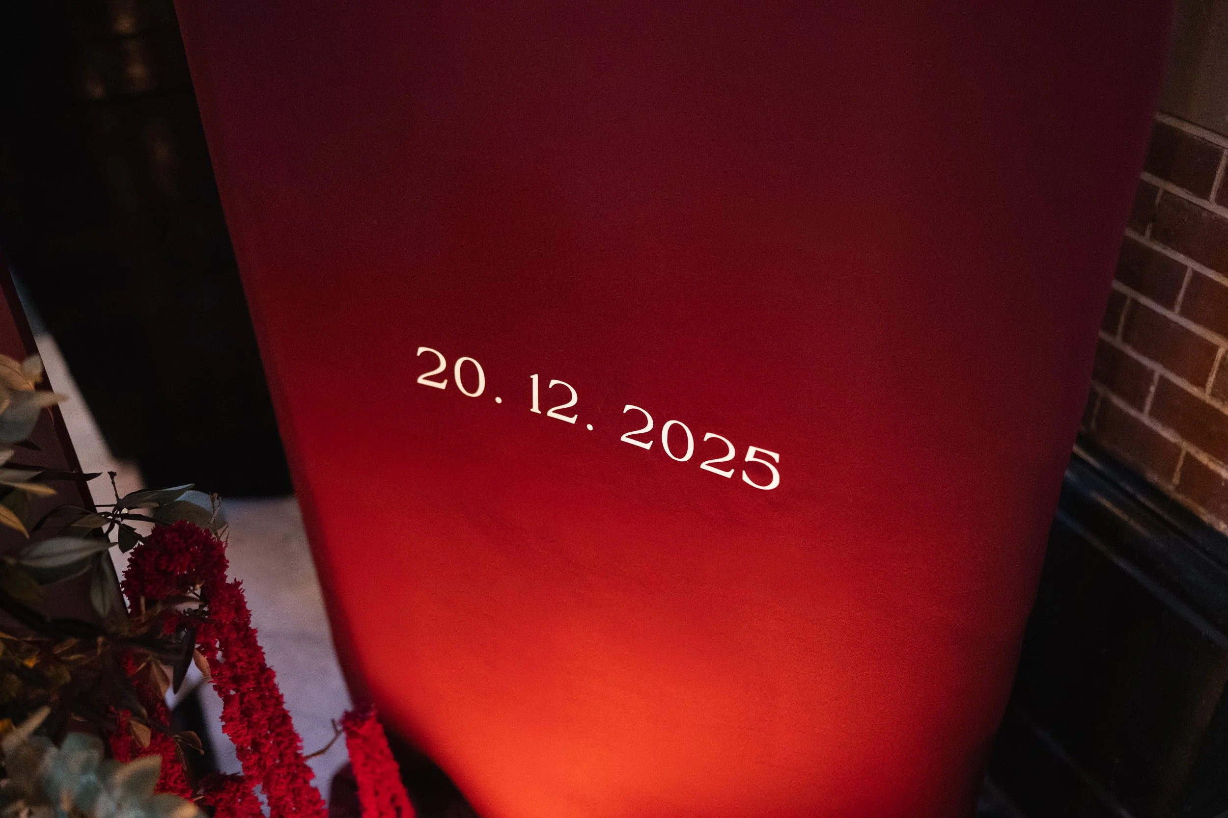 A red background with the date '20.12.2025' written in white text.