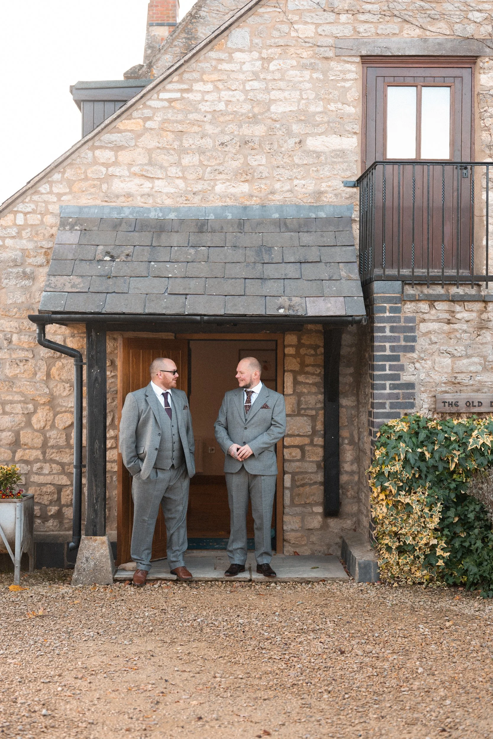 wedding-huntsmill-farm-buckinghamshire-bride-groom-couple-portraits-06.jpg