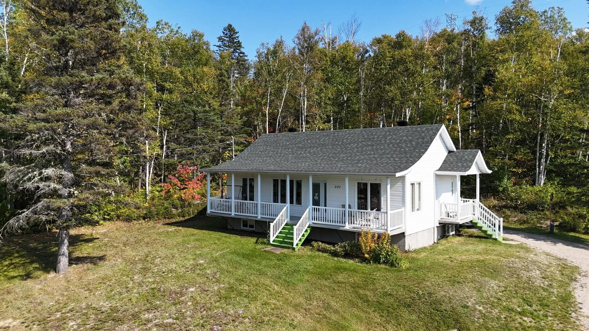 Maison à vendre au Saguenay, située dans un environnement boisé. Projet immobilier Octave.