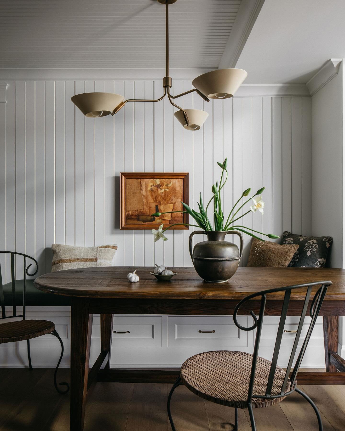 Springtime dining room glow up.  Swipe for the before photo.  #coreylohmanndesign 
Design:  @corey.lohmann.design
Photo:  @margaretrajic
Styling: @brandidevers 

#interiordesign #homedesign #vintagestyle #interiordetails #designstyle #slowliving #sty