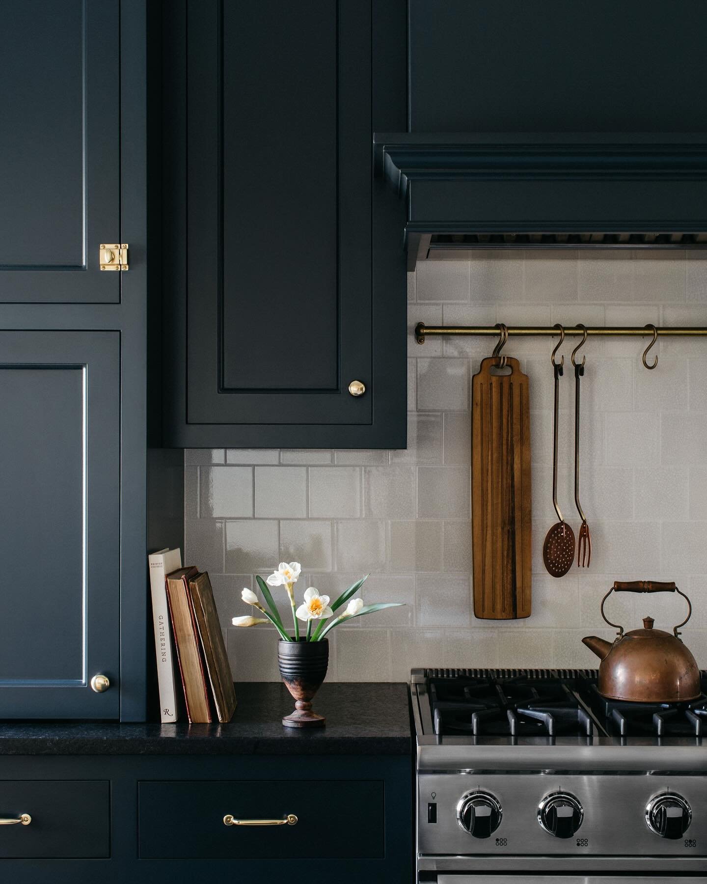 Kitchen vignette goals for your Monday.  Design by @corey.lohmann.design, photo by @margaretrajic and styling by @brandidevers.