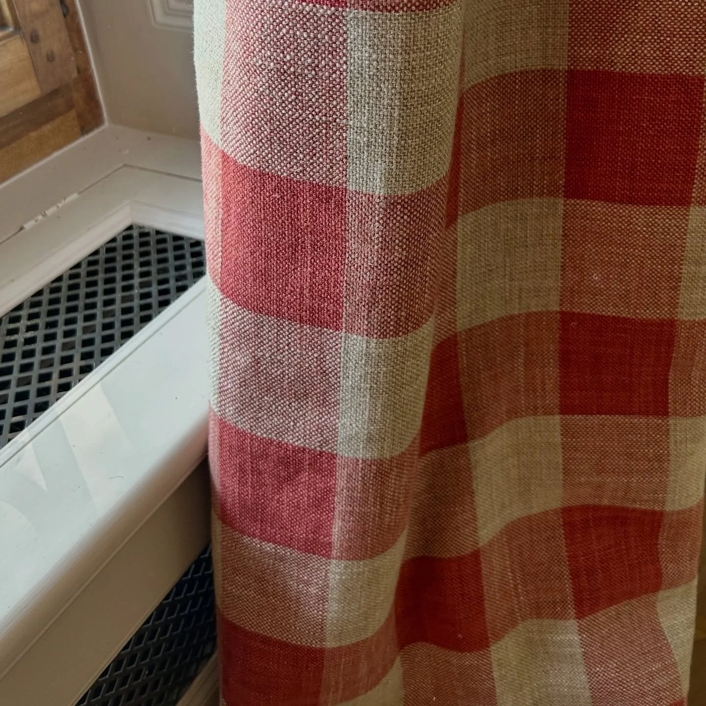 Pour la bibliothèque 📖, des rideaux confectionnés dans un classique de la maison @colefaxandfowler, doublés de molleton @casaltissus et de satinette @houles_official, façon main traditionnelle 🪡
Barres à rideaux @