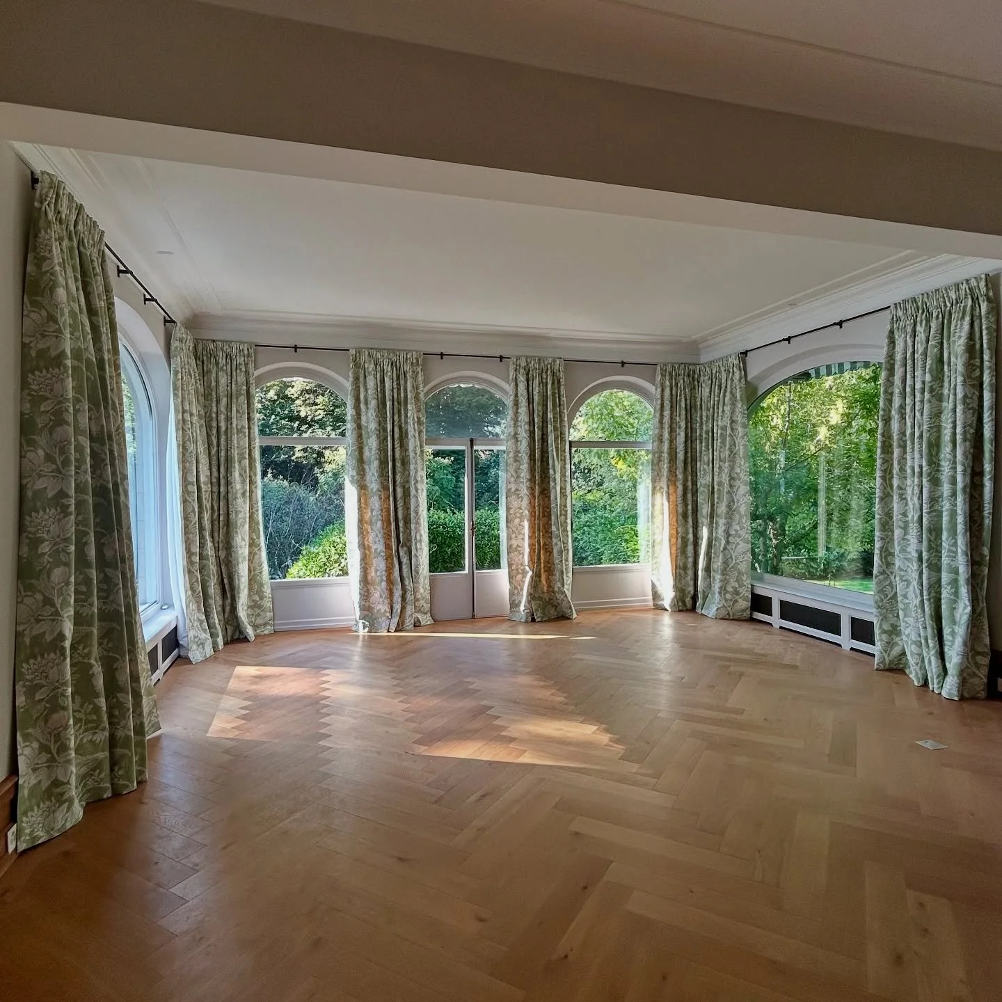 🌿 Salon d’été et salon d’hiver 🍂 se suivent et ces deux tissus coordonnés @ninacampbell 🇬🇧 font vivre le jardin à l’intérieur. 
Rideaux confectionnés sur mesure, façon main tradi