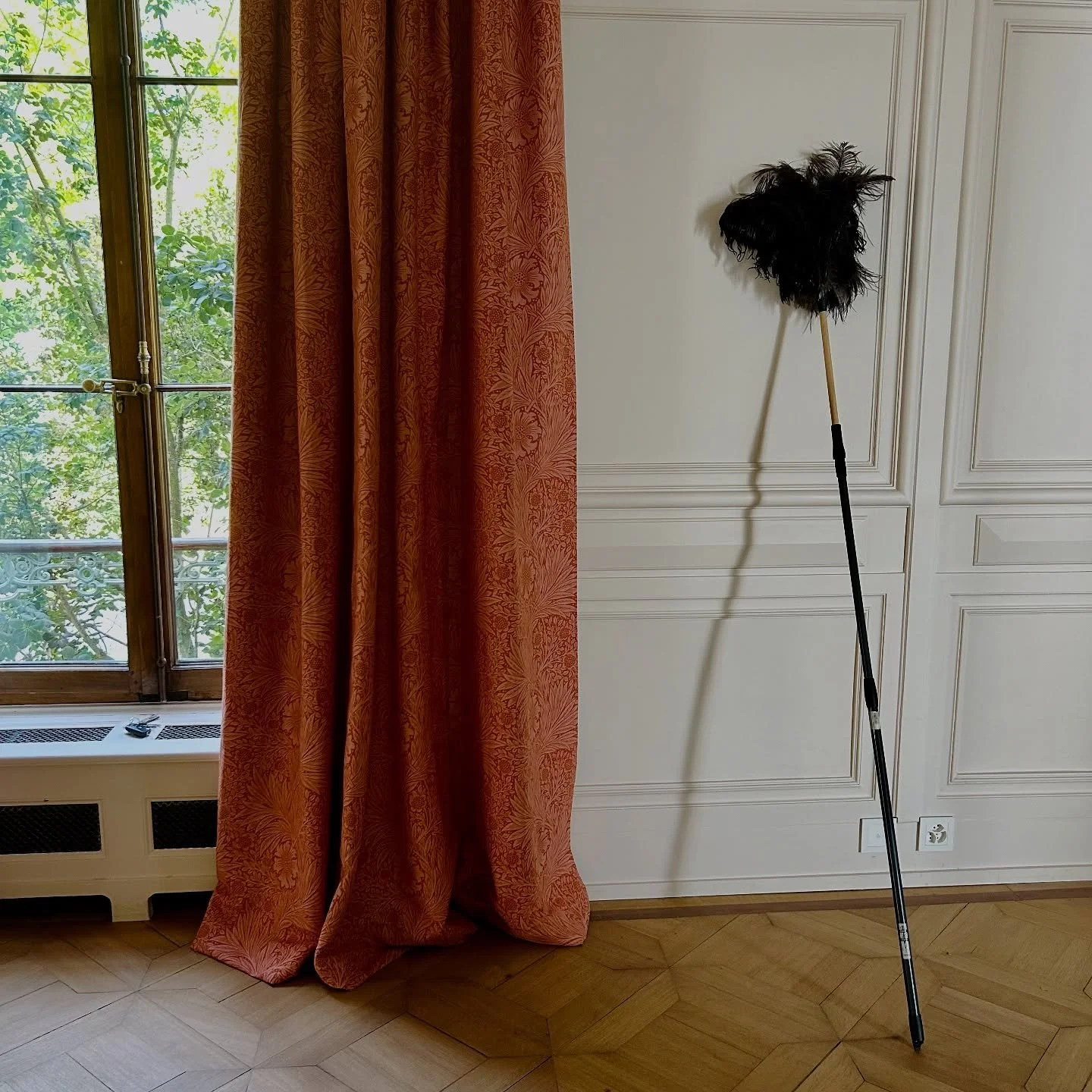 Rideaux et plumeau (pas pu résister, il était si chic 🪶)
Rideaux confectionnés en lin-coton imprimé @wmorrisandco, doublés molleton @casaltissus et satinette @houles_official, façon main traditionnelle 🪡