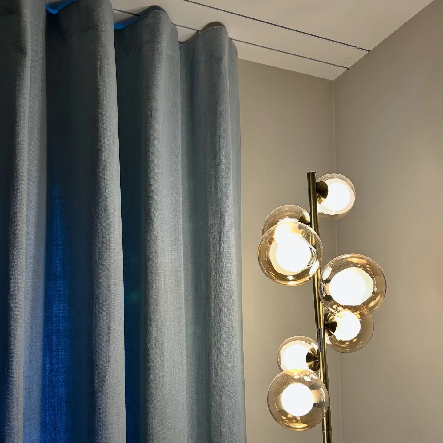 Rideaux confectionnés en 100% lin coloris ciel @lamaisonpierrefrey, doublés de satinette crème @houles_official, 🪡 plis Wave, résultat : une allure contemporaine, la lumière du jour qui filtre 🌝 et une belle harmo