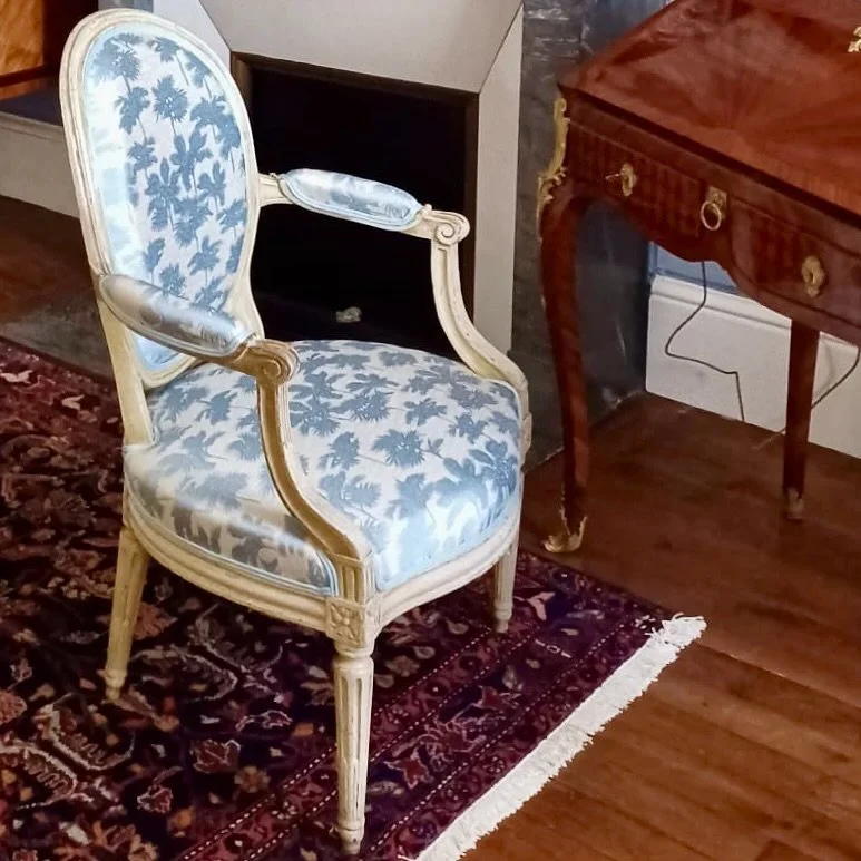 Fauteuil Louis XVI twisté / pimpé / revisité (comme vous voulez) avec ce tissu jacquard motif palmier de @dedarmilano 🌴
#twiststyles #revisité #palmier #palmtree #fabricaddict #tissuaddict #upholstery #tapissier #tapissi