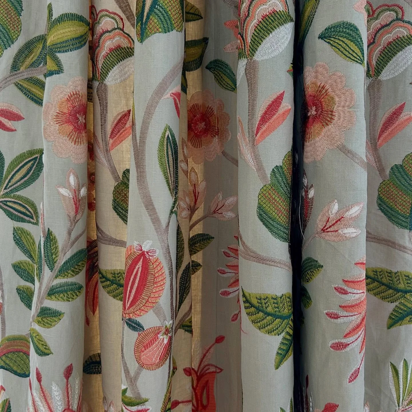 Rideaux confectionnés sur mesure en tissu brodés @janechurchillfabrics, doublé de molleton @casaltissus et de satinette @houles_official, façon main traditionnelle 🪡👌🏼
Barres à rideaux @houles_official 
#rideaux