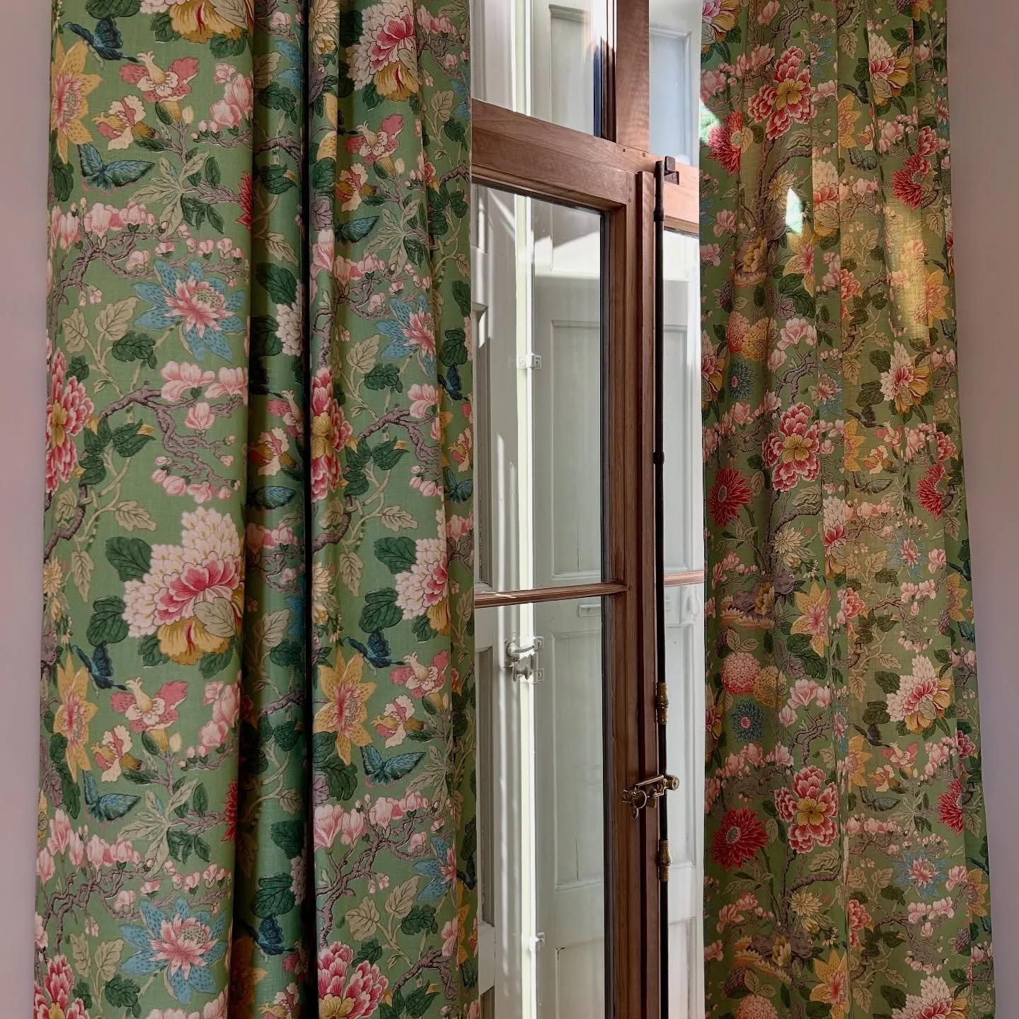 🌸 Rideaux sur mesure pour deux chambres, dans deux coloris de cet adorablement frais, joyeux et intemporel tissu viscose-lin imprimé @gpjbaker, fond Emerald et Teal/Orange. 
🪡 Confection main traditionnelle, molletonnée @casaltissus