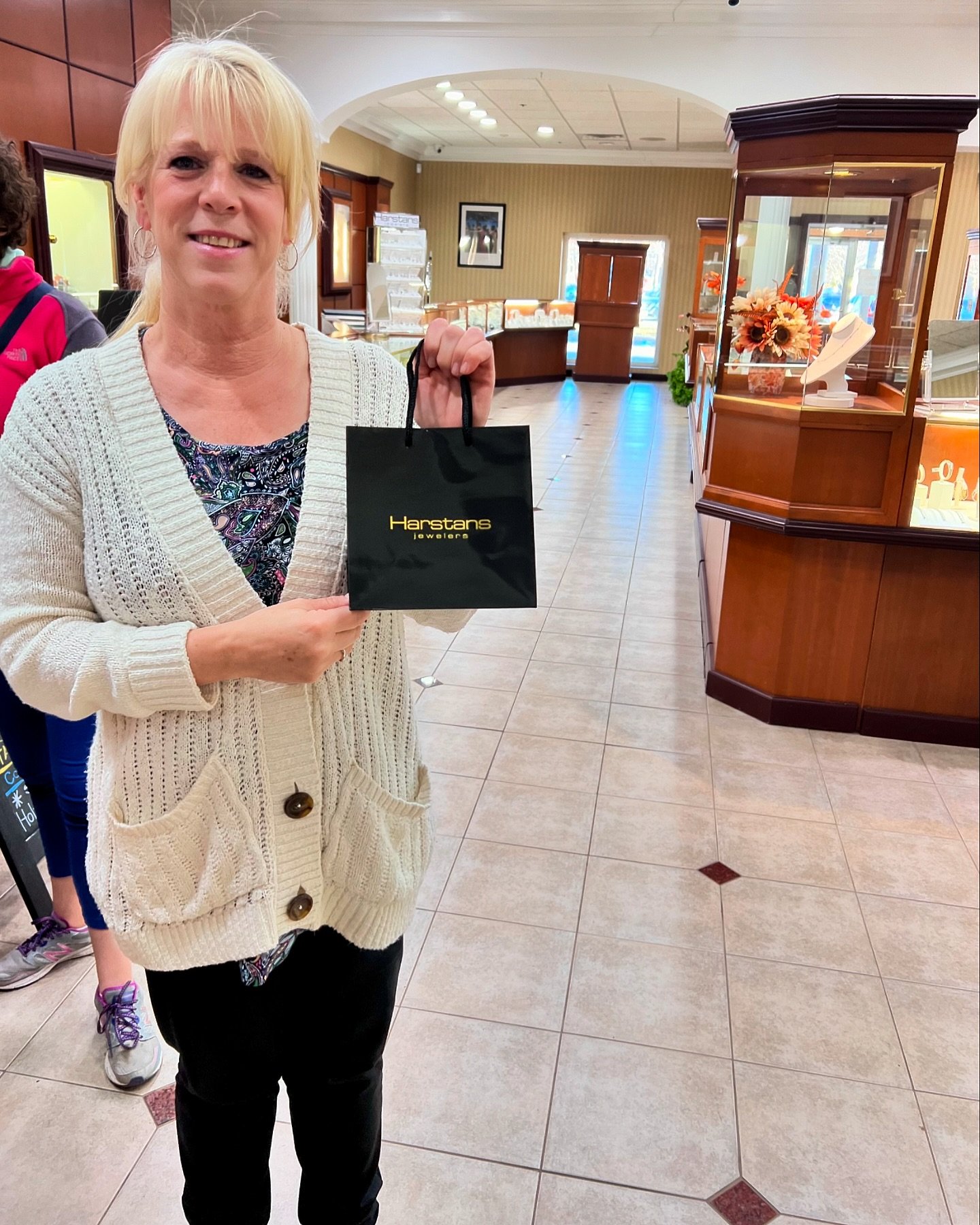 Congrats to Kelli our Halloween contest winner! 🎃 Kelli guessed 586 candy corns and the actual number was 587! Stop by the store and check back for our Small Business Saturday giveaway 🎉 #harstansguilford #harstansjewelers #guilfordct #shoplocal #j