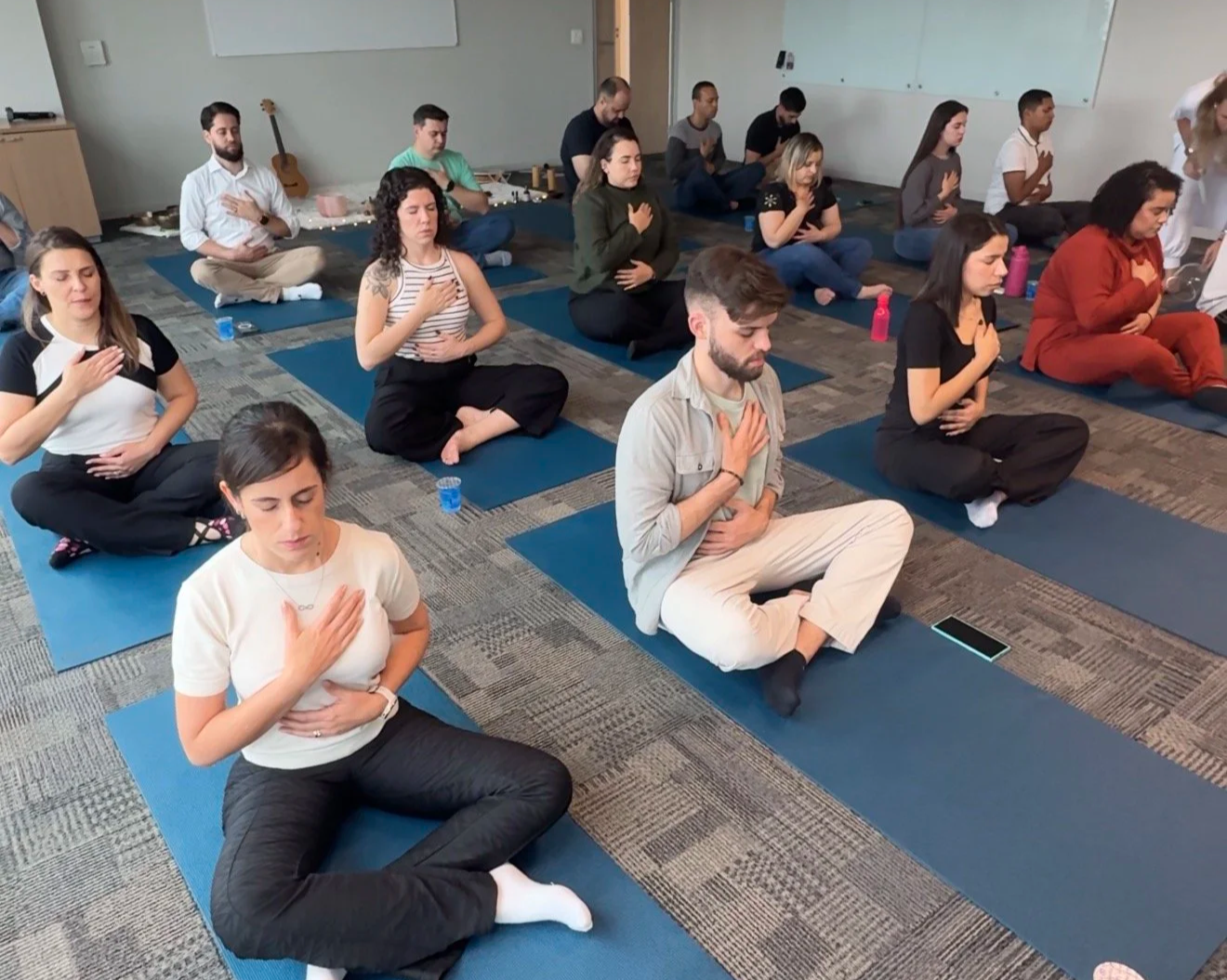 Case de Sucesso: Como a Credsystem Impulsionou o Foco e a Saúde Mental de +180 Colaboradores com o Yoga In Company Híbrido do Práticas de Yoga