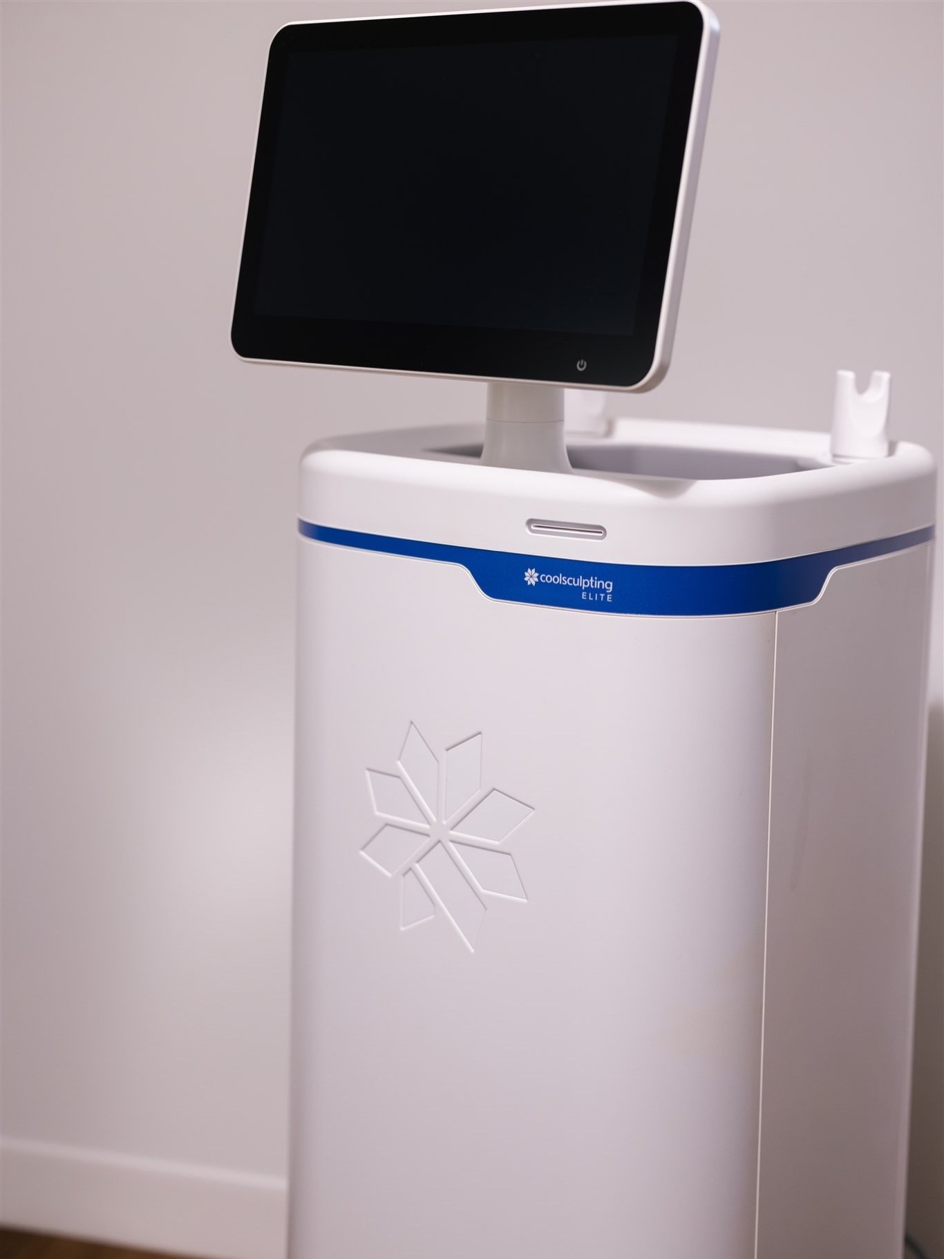 Let&rsquo;s talk CoolSculpting 🧊

This lovely patient went through 5 treatments of CoolSculpting, on her front and back bra fat areas, with @skin.bygabriella 🤍 

This FDA-cleared treatment utilizes a cooling process that crystallizes fat cells, cau