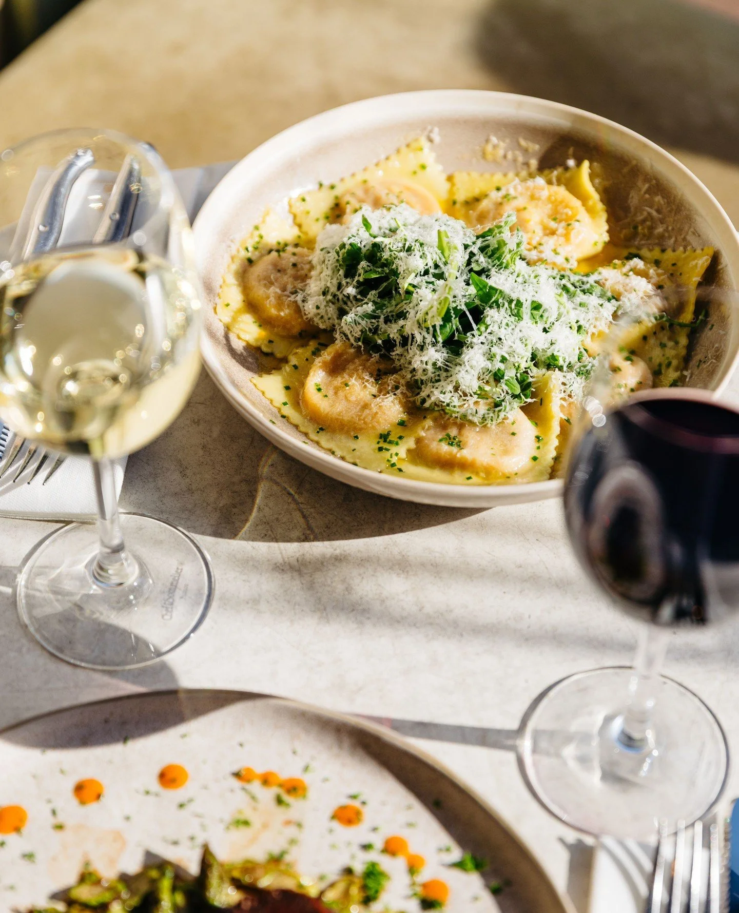 - Draadjesvlees Ravioli - ⁠
⁠
Ravioli gevuld met Br&aacute;sato, pecorino en ricotta. Geserveerd met salieboter! 🧈