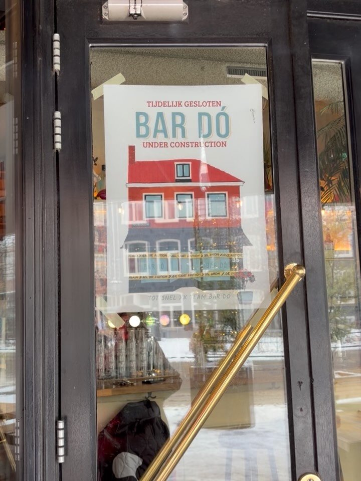 Verbouwing week 1 &amp; 2 🔨✨

We trapten af met het compleet leeghalen van zowel de keuken als de bar. Een flinke klus en eerlijk is eerlijk: na onze laatste &lsquo;alles moet op&rsquo;-avond waren we dag 1 niet helemaal op ons scherpst 😅
Gelukkig 