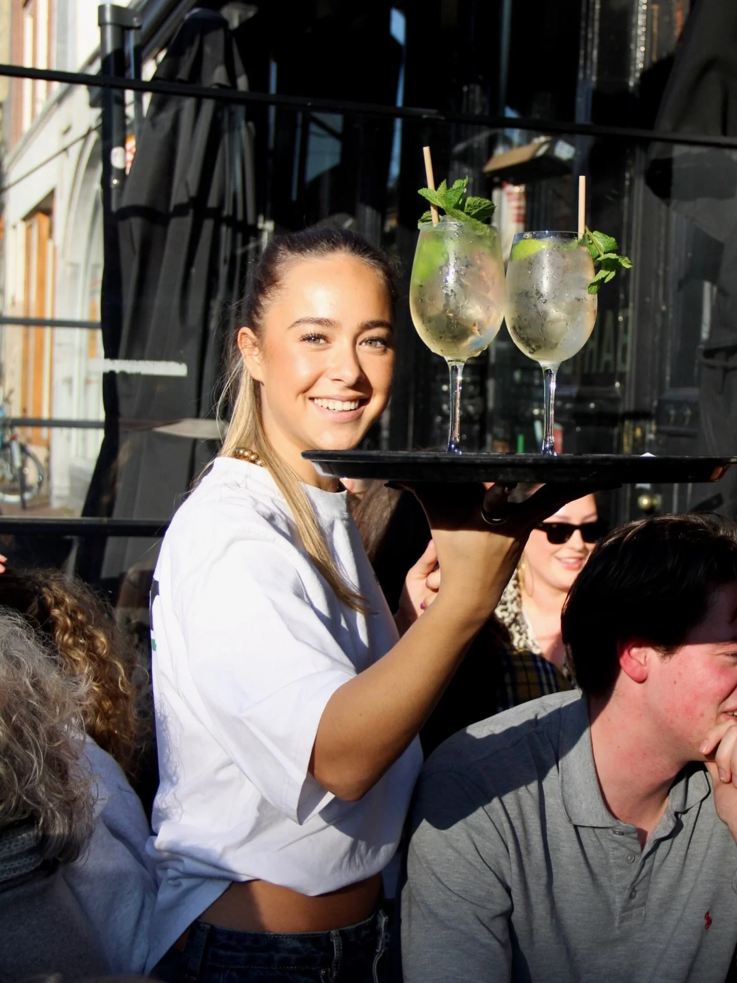 Lentekriebels? Wij serveren ze in een Spritz 🍋😉
Kom je ook genieten?

📸:@fotos.dooryael