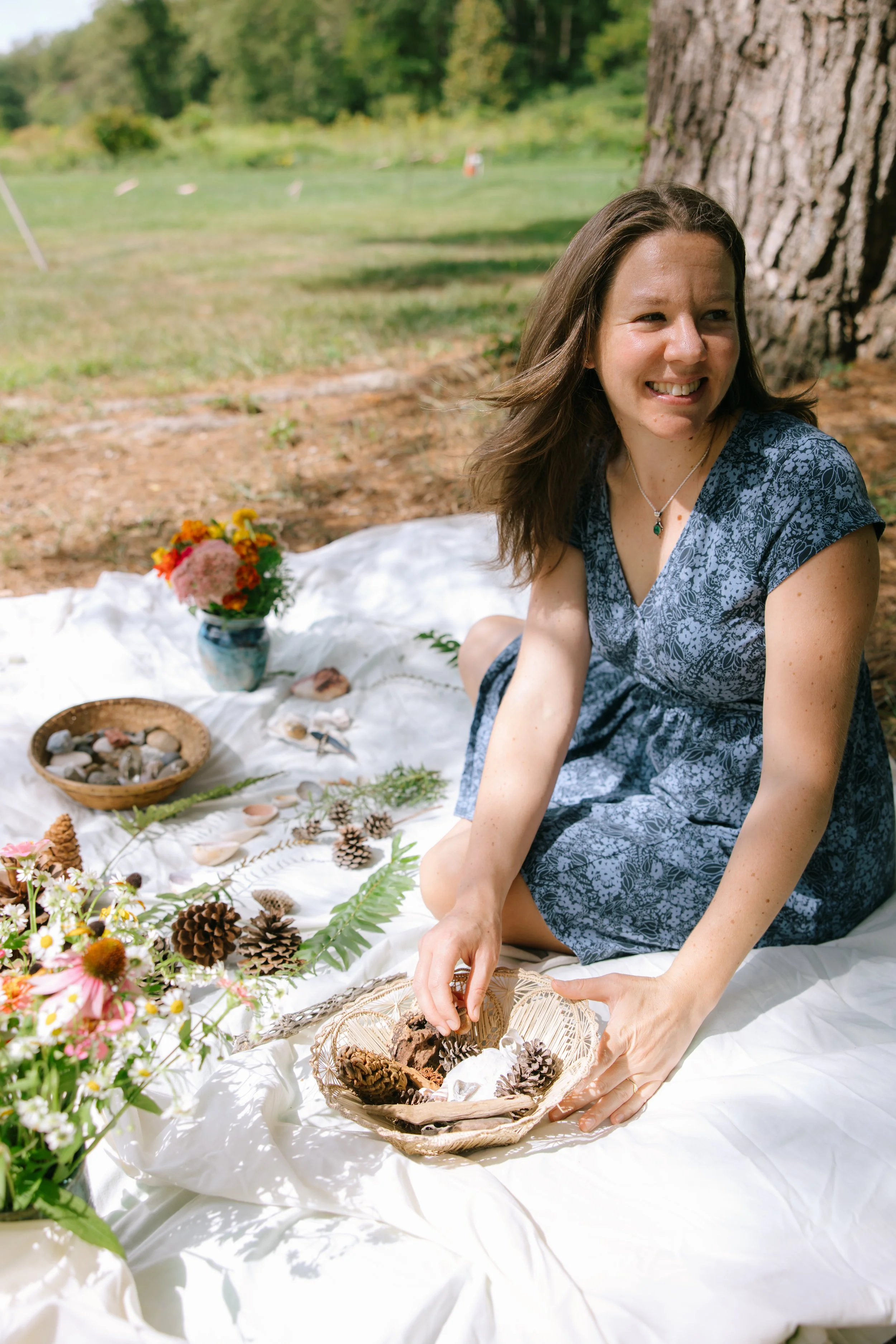 Maryland licensed art therapist Kristy Leone providing outdoor art therapy sessions and photography.