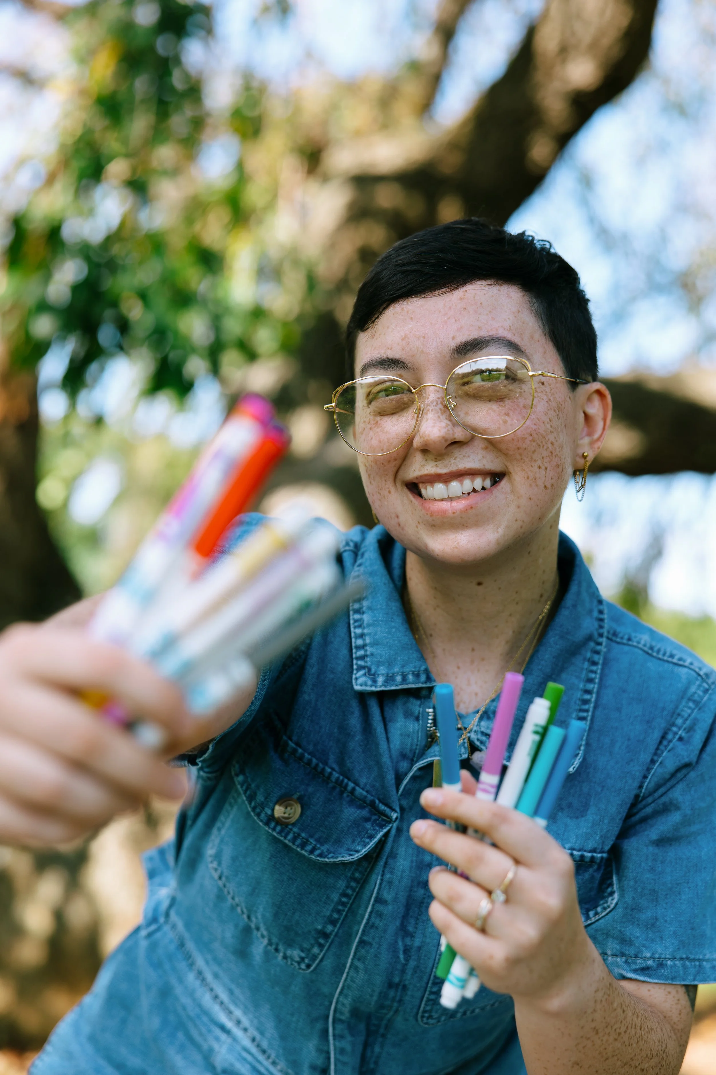 Maryland Art Therapist Kristy Leone holding art therapy materials out for art therapy client before their art therapy session in Baltimore.